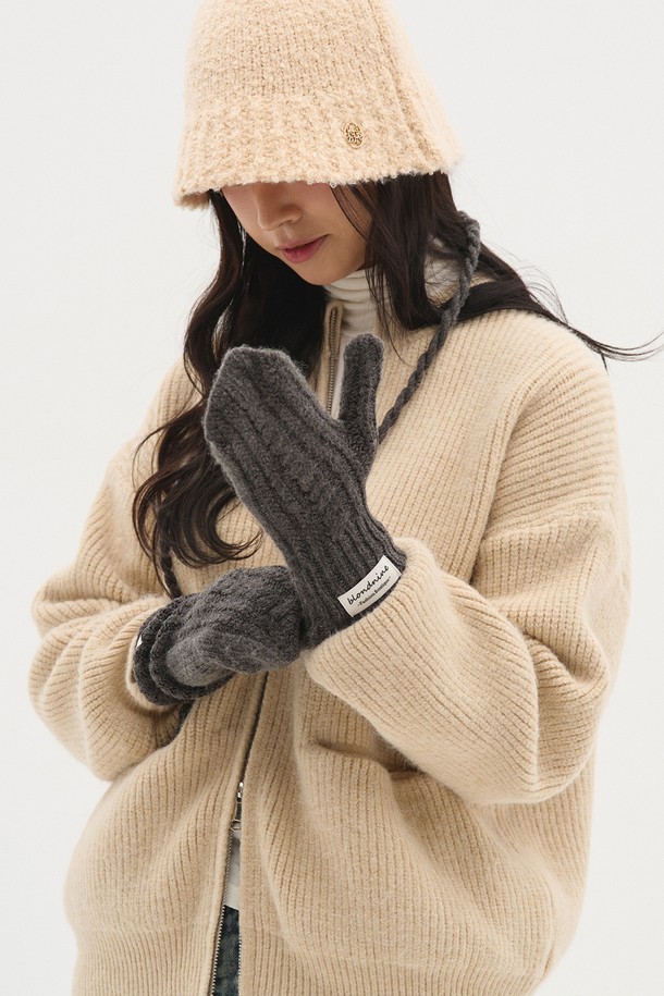 베이직하고 미니멀한 스타일의 여성 라운드넥 니트 집업입니다. 가을, 겨울 시즌에 어울리는 두꺼운 두께감과 부드러운 촉감의 니트 소재로 제작되었습니다. 크롭 기장과 레귤러핏으로 편안하게 착용 가능하며, 일상 및 모임룩, 출근룩에 활용하기 좋습니다. 베이지 컬러의 무지 디자인에 포켓 디테일을 더해 실용성을 높인 긴소매 니트 집업입니다.
