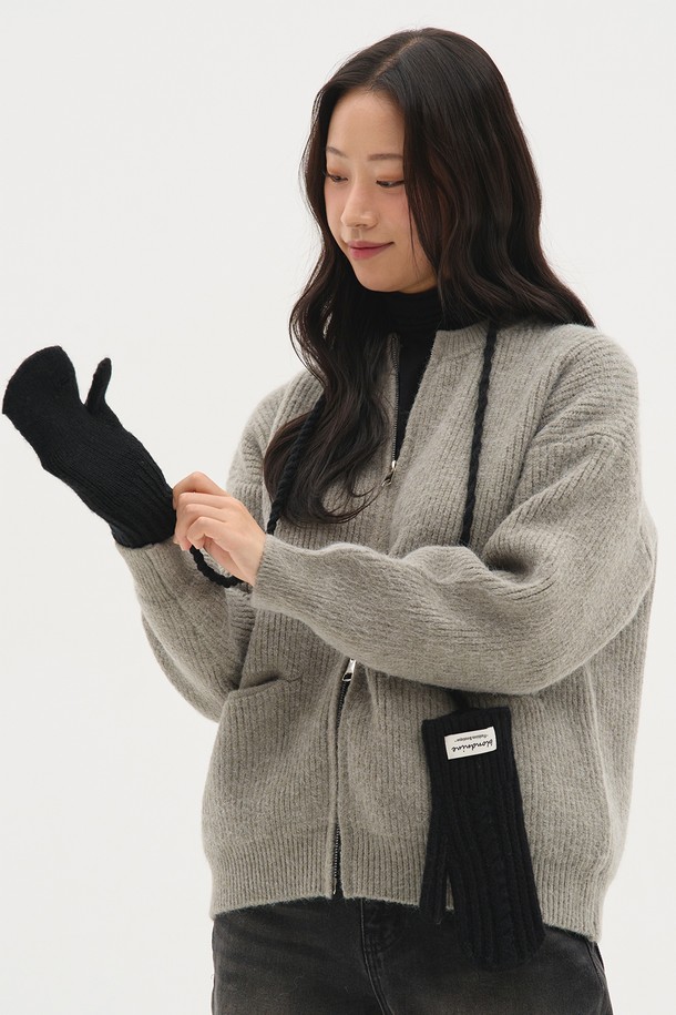 부드러운 촉감의 라운드넥 니트 집업, '라운드 투웨이 포켓 니트 집업_그레이'입니다. 가을, 겨울 시즌에 어울리는 두꺼운 두께감으로 따뜻하게 착용할 수 있으며, 캐주얼 및 베이직 스타일을 연출하기 좋습니다. 릴랙스한 실루엣과 오버핏으로 편안함을 더하고, 긴 소매 기장으로 안정감을 줍니다. 투웨이 포켓 디테일과 자연스러운 숄더라인이 특징이며, 집콕룩으로 활용하기 좋은 아이템입니다. 아크릴, 폴리에스테르, 나일론 혼방 소재로 제작되어 부드러운 착용감을 선사합니다.
