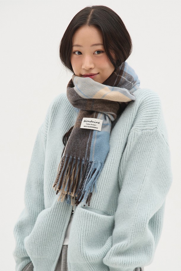 산뜻한 스카이블루 컬러의 라운드 넥 니트 집업입니다. 부드러운 촉감의 골지 니트 소재로 제작되어 봄, 가을 간절기에 따뜻하게 착용할 수 있습니다. 레귤러핏으로 편안하게 떨어지며, 크롭 기장으로 다리가 길어 보이는 효과를 줍니다. 캐주얼, 미니멀, 클래식한 스타일을 연출하기 좋으며, 투웨이 포켓 디테일로 실용성을 더했습니다. 데이트룩, 봄 소풍룩에 매치하여 포근하고 사랑스러운 분위기를 연출해보세요.
