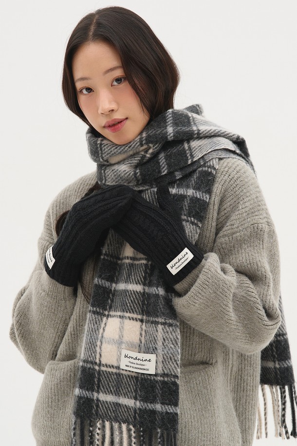 부드러운 촉감의 라운드넥 니트 집업, '라운드 투웨이 포켓 니트 집업_그레이'입니다. 가을, 겨울 시즌에 어울리는 두꺼운 두께감으로 따뜻하게 착용할 수 있으며, 캐주얼 및 베이직 스타일을 연출하기 좋습니다. 릴랙스한 실루엣과 오버핏으로 편안함을 더하고, 긴 소매 기장으로 안정감을 줍니다. 투웨이 포켓 디테일과 자연스러운 숄더라인이 특징이며, 집콕룩으로 활용하기 좋은 아이템입니다. 아크릴, 폴리에스테르, 나일론 혼방 소재로 제작되어 부드러운 착용감을 선사합니다.
