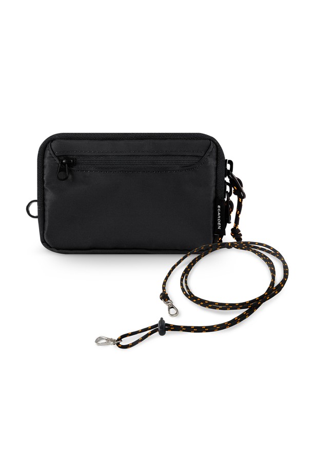 옐로우, 그린, 블랙 세련된 세 가지 컬러로 출시된 트래블러 월렛+스트랩 SET입니다. 폴리에스테르와 아연 합금 소재로 제작되었으며, 미니멀, 캐주얼, 클래식 스타일을 즐겨 입는 분들께 여행룩, 휴가룩, 쇼핑룩에 매치하기 좋은 아이템입니다. 스트랩 세트 구성으로 크로스 형태로 착용 가능하며, 스트랩 길이를 조절하여 편안하게 사용하실 수 있습니다. 트래블러 월렛 디자인으로, 여행 시 소지품을 안전하고 스타일리시하게 보관할 수 있습니다.
