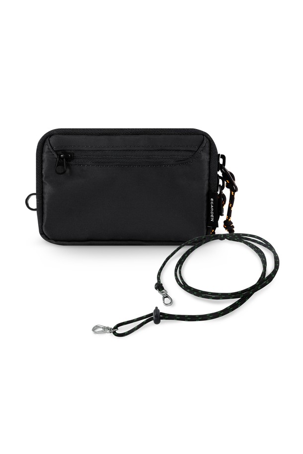 여행과 일상에서 스타일리시하게 활용할 수 있는 트래블러 월렛+스트랩 SET입니다. 나일론과 폴리에스테르 소재로 제작되어 방수 기능을 갖췄으며, RFID 차단 기능으로 개인 정보를 안전하게 보호합니다. 미니멀하고 캐주얼한 디자인으로, 블랙, 카키, 네이비 등 6가지 컬러 옵션을 제공하여 어떤 스타일에도 잘 어울립니다. 분리 수납과 투명 포켓, 스트랩 포함으로 실용성을 높였으며, 스트랩 길이 조절이 가능합니다. 카드 10장 이상 수납 가능하며, D링과 메쉬 포켓 디자인으로 수납력을 극대화했습니다.
