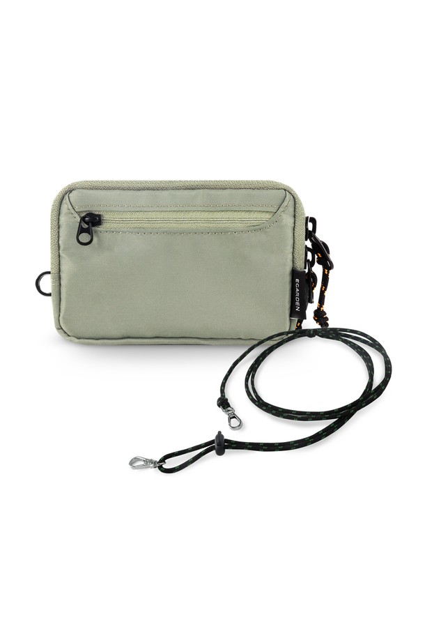 여행의 설렘을 담은 '트래블러 월렛 + 스트랩' SET를 소개합니다. 옐로우와 그린 두 가지 산뜻한 컬러로 출시되어 여행룩에 포인트를 더합니다. 여행 시 간편하게 소지품을 보관할 수 있는 트래블러 월렛과 길이 조절 가능한 스트랩이 세트로 구성되어 실용성을 높였습니다. 특별 제작된 전용 패키지로 포장되어 선물용으로도 좋습니다. 미니멀하고 클래식한 디자인으로, 여행의 즐거움을 더욱 특별하게 만들어 보세요.
