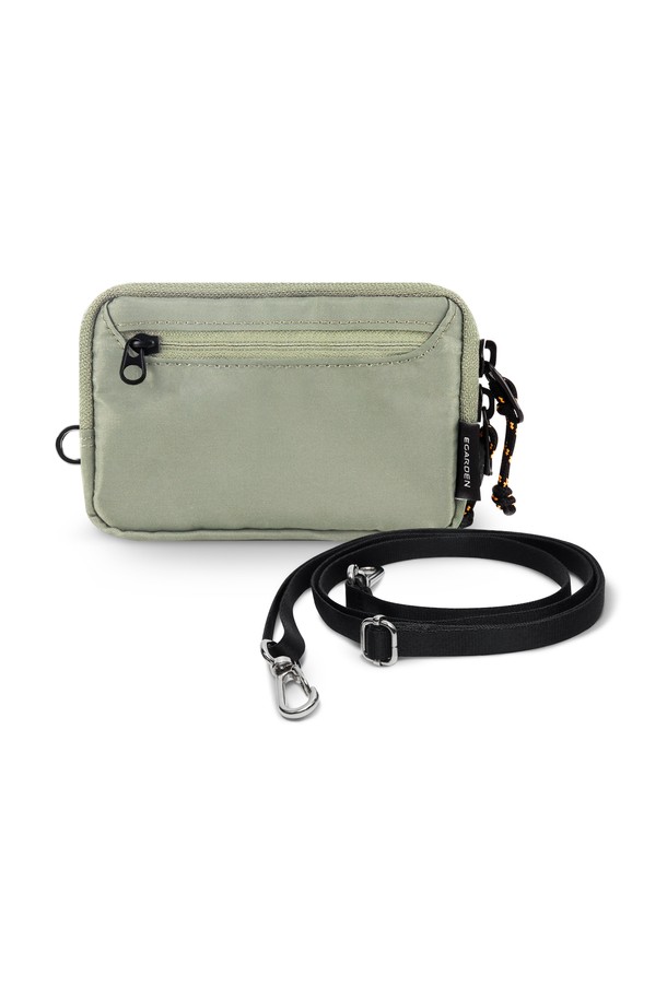 여행과 일상에서 미니멀하고 캐주얼한 스타일을 연출해 보세요. 트래블러 월렛+스트랩 SET는 나일론과 폴리에스테르 소재로 제작되어 생활 방수가 가능하며, RFID 차단 기능으로 소지품을 안전하게 보호합니다. 블랙, 카키, 네이비, 올리브, 브릭, 딥그린 6가지 다채로운 색상으로 제공됩니다. 분리 수납공간, 메시 포켓, 10장 이상 카드 수납이 가능하며, D링과 웨빙 디자인으로 실용성을 더했습니다. 하중 테스트 80kg을 통과하여 튼튼하며, 여행 시 편리하게 사용할 수 있습니다.
