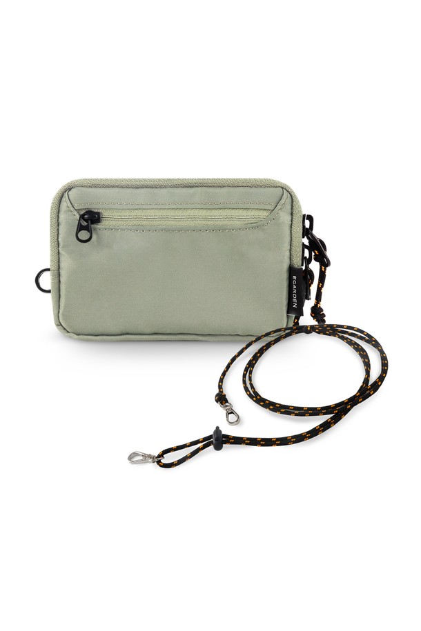 EGARDEN(이가든) 트래블러 월렛+스트랩 SET는 여행룩에 어울리는 미니멀하고 클래식한 스타일의 장지갑입니다. 민트 색상의 무지 디자인으로, 스트랩 분리가 가능하여 실용성을 높였습니다. 여행 시 유용하게 사용할 수 있도록 제작되었으며, 지퍼형 잠금 방식으로 내용물을 안전하게 보관할 수 있습니다. 트래블러 월렛과 스트랩이 세트로 구성되어 더욱 편리하게 사용할 수 있습니다.
