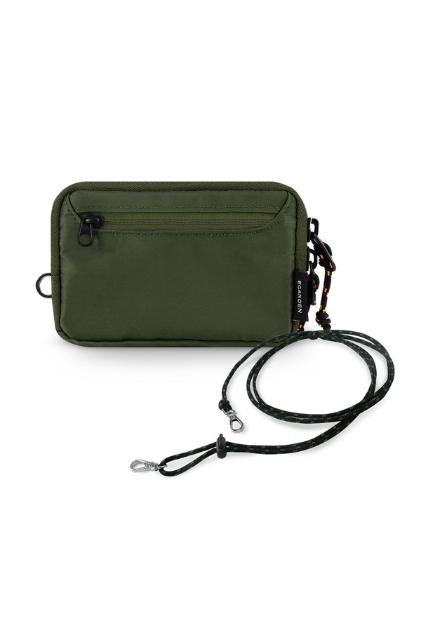 여행의 동반자, 트래블러 월렛+스트랩 세트입니다. 올리브 그린 색상의 미디엄 사이즈 사각 가방으로, 여행룩과 미니멀, 캐주얼, 클래식 스타일을 즐기는 분들께 적합합니다. 나일론과 폴리에스테르 소재로 제작되어 생활 방수 기능을 갖췄으며, 지퍼형 잠금 방식으로 내용물을 안전하게 보호합니다. 여권, 카드, 동전, 지폐 등 다양한 수납이 가능하며, 알루미늄 수납공간이 포함되어 실용성을 더했습니다. 1억 원 보험 보장으로 안심하고 사용할 수 있는 트래블러 월렛+스트랩 세트와 함께 여행의 즐거움을 만끽하세요.
