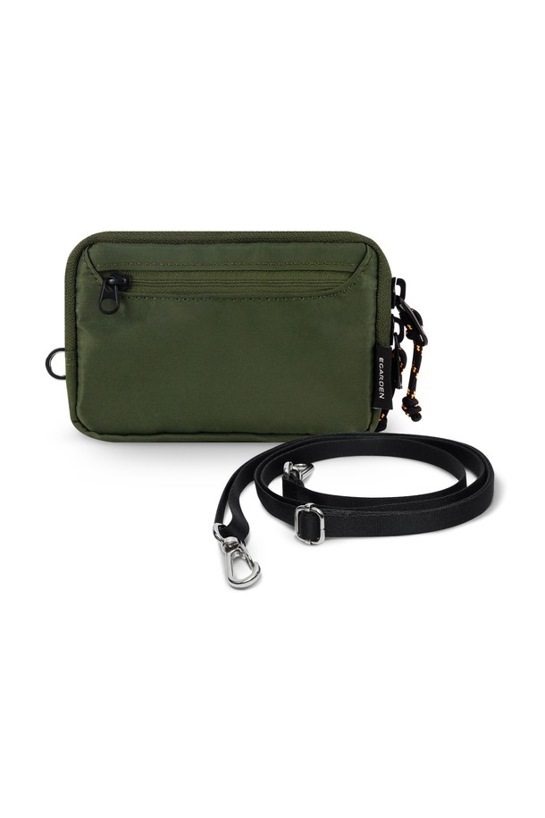 여행룩과 캐주얼 스타일에 잘 어울리는 트래블러 월렛+스트랩 세트입니다. 가볍고 내구성이 뛰어난 나일론 소재로 제작되었으며, 카키와 올리브 두 가지 색상으로 제공됩니다. 장지갑 형태에 사각 디자인으로, 지퍼형 잠금 방식을 사용하여 소지품을 안전하게 보관할 수 있습니다. 사이즈 조절 및 탈부착이 가능한 스트랩이 포함되어 있어 실용성을 더했습니다. 여행 및 일상에서 편리하게 사용할 수 있는 필수 아이템입니다.
