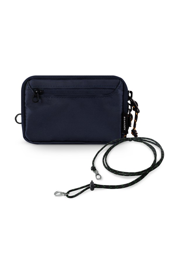 여행과 일상에서 유용한 트래블러 월렛+스트랩 SET입니다. 미니멀, 캐주얼, 클래식 스타일을 아우르며, 여행룩에 잘 어울립니다. 방수 기능과 분리 수납, 메쉬 포켓, 카드 수납이 가능한 실용적인 여권 지갑입니다. 블랙, 카키, 네이비, 올리브, 브릭, 딥그린 등 6가지 컬러로 만나볼 수 있으며, 10장 이상의 카드 수납이 가능합니다. D링 연결 부위는 80kg 하중 테스트를 완료하여 안전성을 높였습니다.
