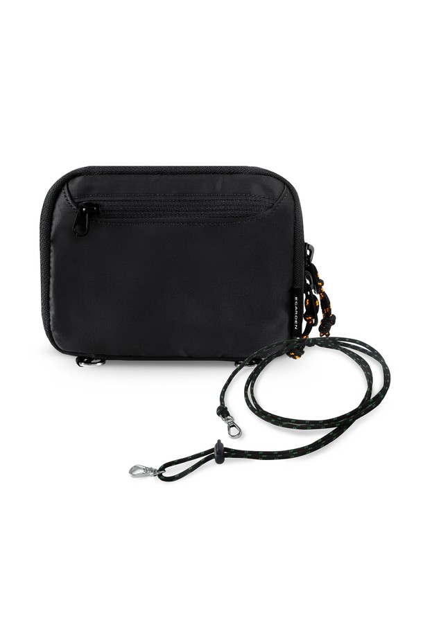 여행의 동반자, 트래블러(Traveler) 패스포트+스트랩 SET입니다. 블랙 색상의 미니멀하고 클래식한 디자인으로, 여행룩에 완벽하게 어울립니다. 가볍고 튼튼한 나일론 소재로 제작되었으며, 여권과 스트랩이 함께 구성되어 실용성을 높였습니다. 사각형 디자인에 지퍼형 잠금 방식으로 소지품을 안전하게 보호하며, 스트랩 탈부착이 가능하여 편리하게 사용 가능합니다. 사이즈는 스몰 사이즈입니다.
