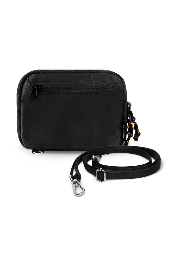 여행과 일상에서 스타일리시하게 활용 가능한 트래블러 패스포트+스트랩 SET입니다. 목이나 어깨에 크로스로 착용하여 양손을 자유롭게 사용할 수 있으며, 미니멀, 클래식, 캐주얼 스타일 모두 소화 가능합니다. 여권지갑 타입으로 제작되었으며, 무지 패턴의 블랙 컬러로 어떤 TPO에도 잘 어울립니다. 트래블러 스트랩과 크로스 스트랩 두 가지 타입이 제공되어 다양한 연출이 가능합니다. 여행룩과 휴가룩에 포인트를 더해보세요.
