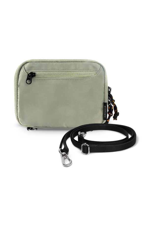 여행의 설렘을 담은 트래블러 패스포트+스트랩 세트입니다. 미니멀하고 클래식한 디자인으로, 여행룩에 엣지를 더합니다. RFID 차단 소재로 제작되어 소중한 개인 정보와 여권을 안전하게 보호하며, 방수 기능으로 갑작스러운 상황에도 안심하고 사용할 수 있습니다. 최대 4개의 여권을 수납할 수 있으며, 카드, 지폐, 동전, 티켓까지 넉넉하게 보관할 수 있는 실용적인 수납공간을 제공합니다. 스트랩 연결이 가능하여 더욱 편리하게 휴대할 수 있습니다.
