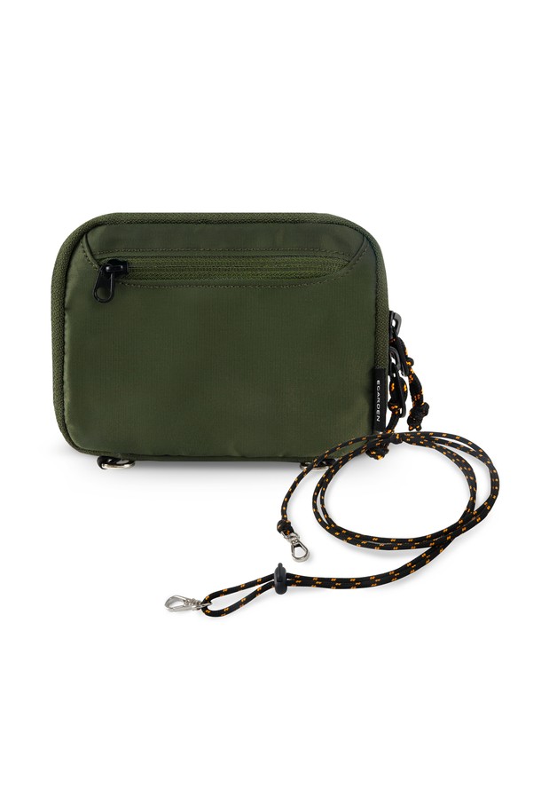 여행의 설렘을 담은 트래블러 패스포트+스트랩 SET입니다. 부드러운 나일론 소재로 제작되어 가볍고 휴대성이 뛰어나며, 카키와 올리브 두 가지 색상으로 제공됩니다. 미니멀하고 클래식한 디자인으로 여행룩에 포인트를 더하며, 지퍼형 잠금 방식으로 여권과 소지품을 안전하게 보호합니다. 여행 시 여권, 카드, 간단한 소지품 등을 간편하게 수납할 수 있는 실용적인 아이템입니다. 
