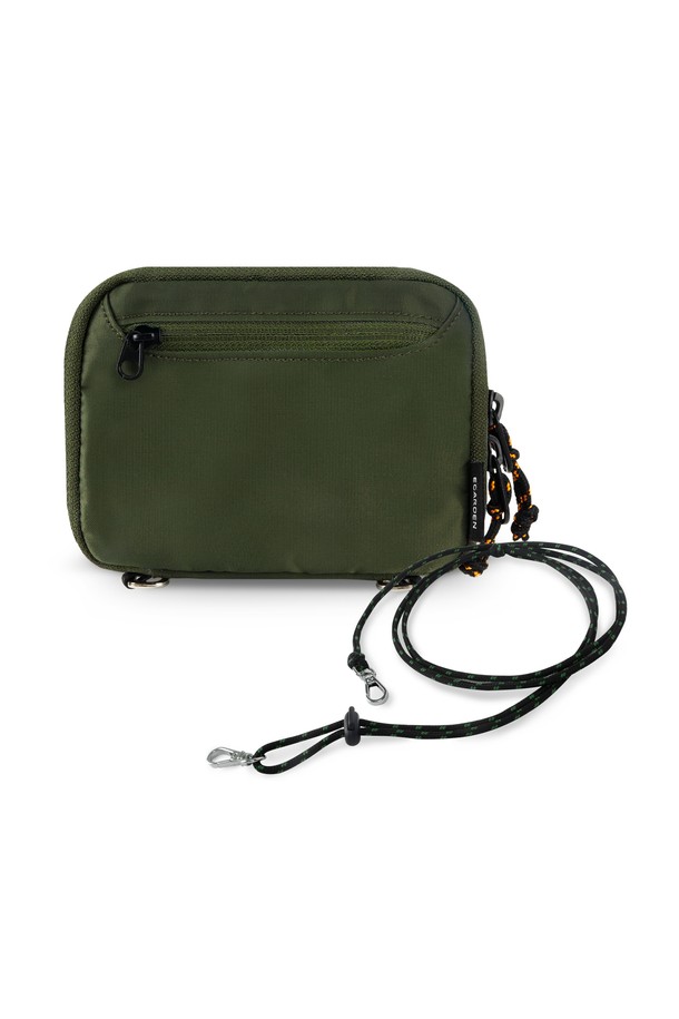 여행의 설렘을 담아낼 트래블러 '패스포트+스트랩' 세트입니다. 가볍고 튼튼한 나일론 소재로 제작되어 여행, 일상에서도 든든하게 사용할 수 있습니다. 무선주파수식별 차단 기능으로 개인 정보 유출을 막아주며, 여권 및 다용도 수납공간, 지퍼형 잠금 방식으로 소지품을 안전하게 보관합니다. 미니멀, 클래식, 캐주얼 스타일의 여행룩에 어울리는 카키, 올리브, 브릭, 네이비, 블랙, 딥그린 6가지 색상으로 만나보세요. 선물 패키지로 제공되어 소중한 사람에게 마음을 전하기에도 좋습니다.