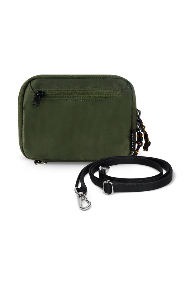 여행의 동반자, 트래블러 패스포트+스트랩 SET입니다. 튼튼한 나일론 소재로 제작되어 여행 중 소지품을 안전하게 보호하며, RFID 차단 기능으로 개인 정보 유출을 방지합니다. 목걸이형 또는 크로스형으로 착용 가능한 스트랩은 길이 조절이 가능하여 편리함을 더합니다. 올리브, 옐로우, 그린, 블랙 4가지 세련된 컬러로 출시되어, 당신의 여행룩에 미니멀하고 캐주얼한 스타일을 더해줍니다. 여권, 카드, 소지품을 안전하게 보관하고, D링 지퍼 도난 방지 디자인으로 더욱 안심하고 여행을 즐기세요.
