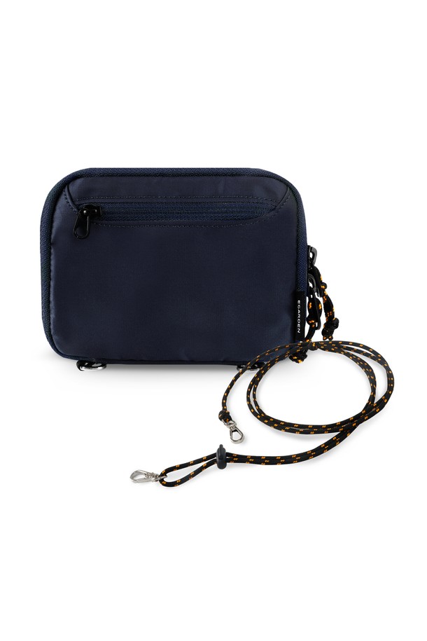 여행의 설렘을 담아낼 트래블러 패스포트+스트랩 SET입니다. 네이비 컬러의 미니멀하고 클래식한 디자인으로, 여행룩에 완벽하게 어울립니다. 가볍고 튼튼한 나일론 소재로 제작되어 잦은 사용에도 끄떡없으며, 스몰 사이즈의 사각 여권 지갑 형태로 제작되었습니다. 지퍼형 잠금 방식으로 소지품을 안전하게 보호하며, 스트랩 세트 구성으로 편리함을 더했습니다. 여행 시 여권과 소지품을 스타일리시하게 휴대할 수 있는 실용적인 아이템입니다.
