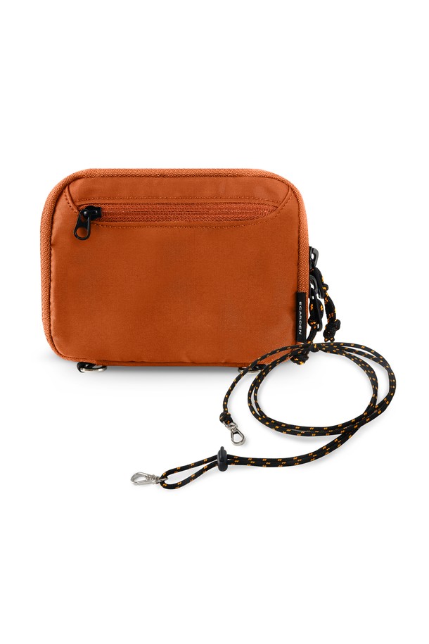 미니멀하면서도 실용적인 디자인의 트래블러 패스포트+스트랩 SET입니다. 나일론 소재로 제작되어 튼튼하며, 여행룩, 캐주얼 등 다양한 스타일에 잘 어울립니다. 여권 4개, 카드 30장 이상, 이중 통화 수납공간을 갖춰 수납력이 뛰어나고, RFID 차단 기능으로 소중한 개인 정보를 안전하게 보호합니다. 지퍼형 잠금 방식으로 내용물의 안전을 더했으며, 숨겨진 ID카드 포켓과 D링 디자인으로 실용성을 높였습니다. 블랙, 네이비, 카키, 올리브, 브릭, 딥 그린 등 6가지 컬러로 만나보세요.
