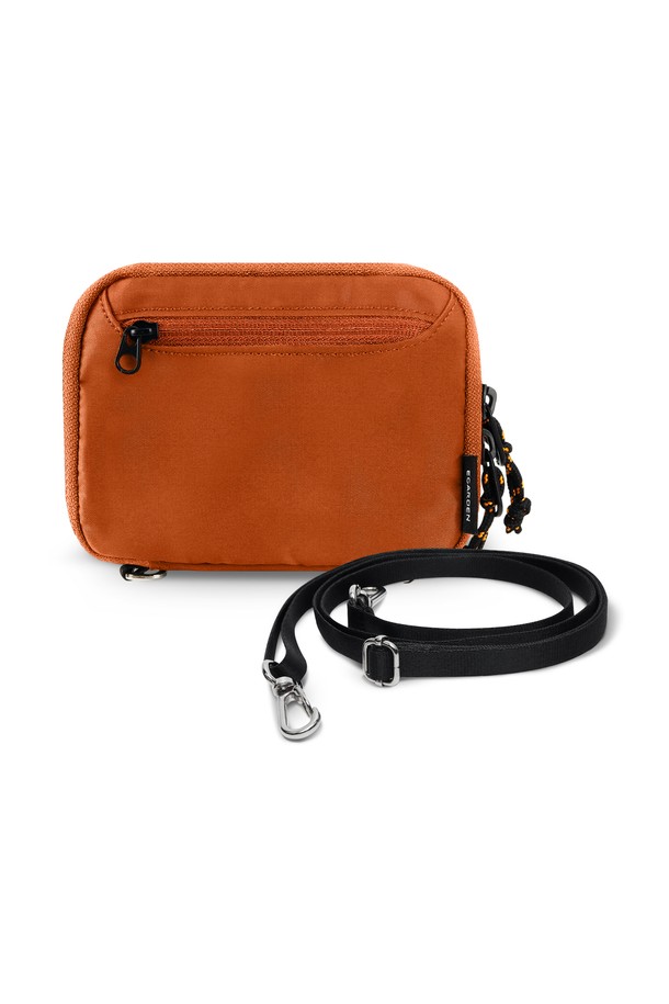 여행의 설렘을 담아낼 '트래블러 패스포트+스트랩 SET'입니다. 미니멀하고 캐주얼한 디자인으로, 여행룩에 완벽하게 어울리는 여권지갑입니다. 최대 4개의 여권, 30장 이상의 카드, 지폐, 동전, 입장권/티켓까지 넉넉하게 수납 가능하며, RFID 차단 기능과 생활 방수로 안전성을 더했습니다. 나일론 소재의 사각 디자인, D링 장식으로 실용성을 높였으며 6가지 다채로운 컬러(Khaki, Olive, Brick, Navy, Black, Deep Green)로 만나보세요. 지퍼형 잠금 방식과 스트랩 별매로 크로스백 형태로도 활용 가능합니다.
