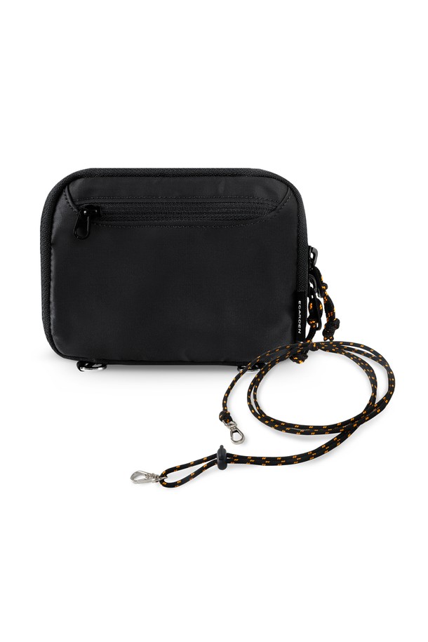 여행의 설렘을 담은 '트래블러 패스포트 RFID 차단 개인정보 보호 여행 여권 케이스 지갑+스트랩 SET'입니다. 미니멀하고 클래식한 디자인으로 여행룩에 완벽하게 어울립니다. RFID 차단 기능으로 개인 정보를 안전하게 보호하며, 여권과 소지품을 간편하게 수납할 수 있습니다. 사각 형태의 블랙 컬러 여권 케이스는 스트랩 세트로 구성되어 있어 더욱 실용적입니다. 가볍고 슬림한 스몰 사이즈로 여행 시 편리하게 휴대하세요.
