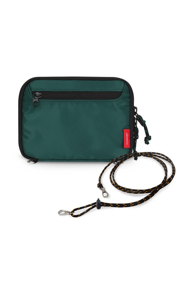 **트래블러 패스포트 RFID 차단 개인 정보 보호 여행 여권 케이스 지갑+스트랩 SET**는 여행과 일상에서 개인 정보를 안전하게 보호하고 스타일을 더해주는 필수 아이템입니다. 미니멀하고 클래식한 디자인으로, 카키, 올리브, 브릭, 네이비, 블랙, 딥그린 등 6가지 세련된 컬러를 제공합니다. 튼튼한 나일론 소재와 지퍼형 잠금 방식으로 제작되었으며, RFID 차단 기능으로 소중한 개인 정보를 안전하게 보호합니다. 최대 4개의 여권, 30개 이상의 카드, 이중 지폐 수납공간을 갖춰 수납력 또한 뛰어납니다. D링이 있어 스트랩 연결이 가능하며, 경량 설계로 여행룩, 해외 출장룩에 완벽하게 어울립니다.
