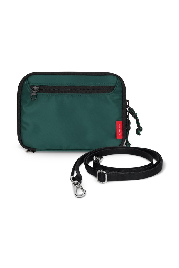 여행의 동반자, 트래블러 패스포트 RFID 차단 여권 케이스 지갑+스트랩 SET를 소개합니다. 미니멀하고 캐주얼, 클래식한 스타일로 여행룩에 완벽하게 어울립니다. 튼튼한 나일론 소재로 제작되었으며, 카키, 올리브, 브릭, 네이비, 블랙, 딥그린의 6가지 다채로운 컬러를 제공합니다. SGS 인증 RFID 차단 기능으로 개인 정보를 안전하게 보호하고, 최대 4개의 여권과 30개 이상의 카드를 수납할 수 있습니다. 지퍼형 잠금 방식과 D링, 숄더 스트랩, 카라비너 부착 가능 등 실용적인 기능으로 편리함을 더했습니다. 
