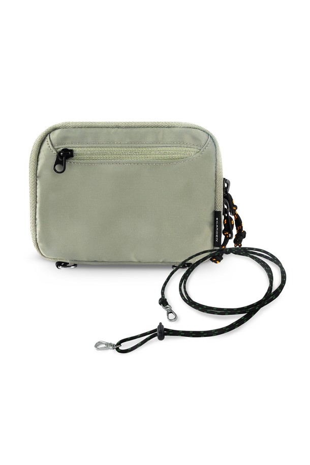 여행의 설렘을 담아낼 트래블러 패스포트 RFID 차단 여권 케이스 지갑 + 스트랩 SET입니다. 미니멀하고 클래식한 디자인에 나일론 소재를 사용하여 가볍고 튼튼합니다. RFID(무선 주파수 식별) 차단 기능으로 개인 정보를 안전하게 보호하며, 여권, 지폐, 동전, 카드 등을 넉넉하게 수납할 수 있습니다. 최대 4개의 여권을 보관할 수 있으며, 여행 시 편리하게 사용할 수 있는 티켓 보관용 포켓이 있습니다. 깔끔한 사각 디자인과 그레이 컬러, 스트랩으로 멋스러움을 더하여 여행룩을 완성해 보세요. 생산물 책임 배상보험(PLI) 가입 및 SGS 인증을 받아 안심하고 사용할 수 있습니다.
