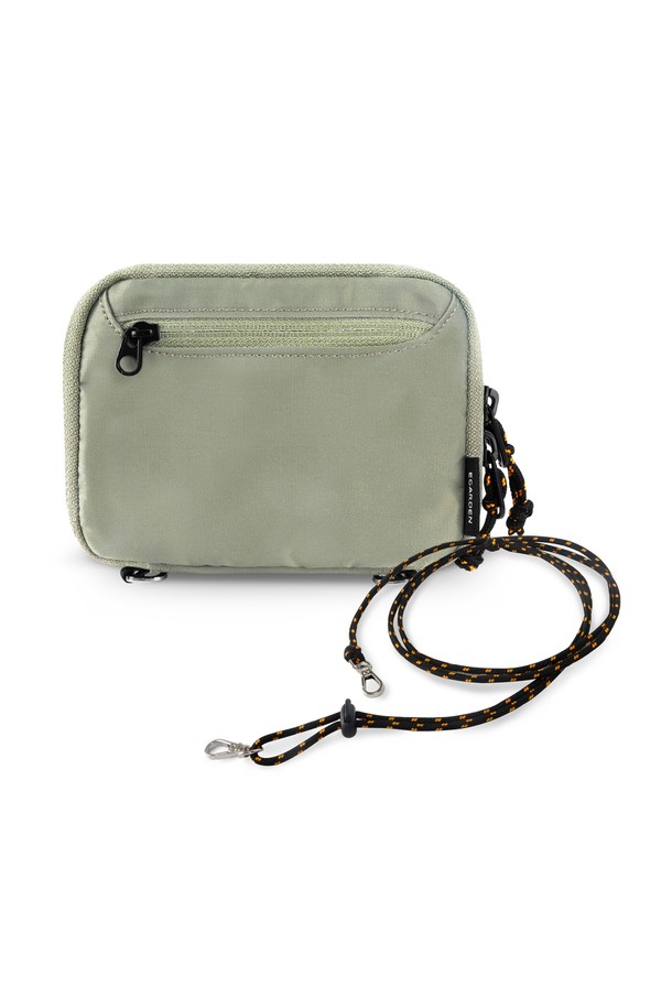 여행의 설렘을 담은 트래블러 패스포트 RFID 차단 여권 케이스 지갑+스트랩 SET입니다. 부드럽고 내구성이 뛰어난 나일론 소재로 제작되었으며, 미니멀하고 캐주얼한 디자인으로 여행룩에 잘 어울립니다. RFID 차단 기능으로 개인 정보를 안전하게 보호하고, 최대 4개의 여권과 카드, 현금, 동전, 티켓 등을 넉넉하게 수납할 수 있습니다. 사각 형태에 지퍼로 여닫는 방식으로, 여러 수납 공간과 숨겨진 내부 포켓, 메쉬 포켓, D링 부착으로 실용성을 높였습니다. 그레이 컬러의 무지 디자인으로 어떤 스타일에도 매치하기 좋으며, 여행 시 편리하게 사용할 수 있습니다.
