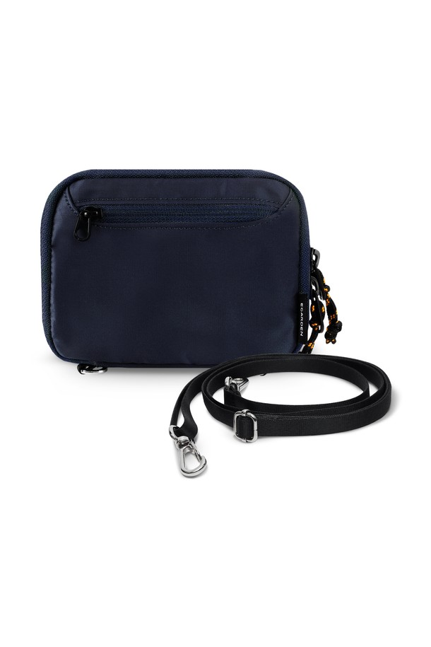 여행의 동반자, 트래블러(Traveler) 패스포트 RFID 차단 여권 케이스 지갑+스트랩 SET입니다. 미니멀하고 캐주얼한 스타일로, 여행룩에 완성을 더합니다. 나일론 소재로 제작되어 튼튼하며, 카키, 올리브, 브릭, 네이비, 블랙, 딥그린 6가지 다채로운 색상으로 만나보세요. RFID 차단 기능으로 개인 정보를 안전하게 보호하고, 최대 30장의 카드와 여러 종류의 화폐, 최대 4개의 여권을 수납할 수 있습니다. 지퍼형 잠금 방식과 다양한 수납 공간, 숨겨진 포켓, D링, 다용도 수납 등 실용적인 기능으로 여행과 일상에서 편리하게 사용하세요. 1억원 제품 책임 보험 가입으로 더욱 안심하고 사용할 수 있습니다.
