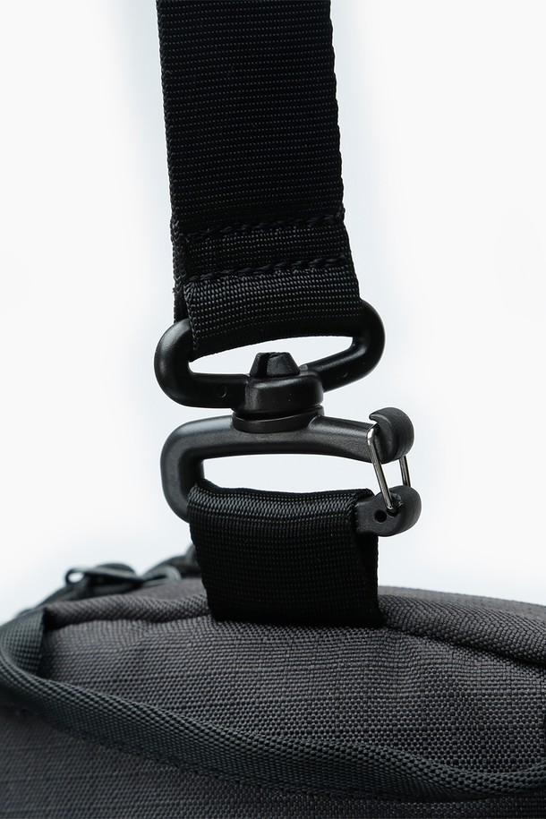 **트래블러 슬링백 바디백 여행 크로스백 데일리 힙색 멀티 파우치 - 스몰**은 여행룩, 캐주얼, 미니멀, 시티보이 스타일을 위한 남성용 슬링백입니다. 무지 패턴의 블랙 색상으로, 나일론 소재를 사용하여 제작되었습니다. 가방 사이즈는 스몰이며, 크로스백, 힙색, 멀티 파우치 기능을 갖춘 실용적인 디자인입니다. 사각형 모양에 지퍼로 잠금 방식을 채택하여 소지품을 안전하게 보관할 수 있으며, 사이즈 조절이 가능합니다. 일상생활과 여행 시, 간편하게 스타일을 연출할 수 있습니다.
