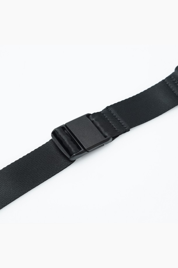 **트래블러 슬링백 바디백 여행 크로스백 데일리 힙색 멀티 파우치 - 스몰**은 여행룩, 캐주얼, 미니멀, 시티보이 스타일을 위한 남성용 슬링백입니다. 무지 패턴의 블랙 색상으로, 나일론 소재를 사용하여 제작되었습니다. 가방 사이즈는 스몰이며, 크로스백, 힙색, 멀티 파우치 기능을 갖춘 실용적인 디자인입니다. 사각형 모양에 지퍼로 잠금 방식을 채택하여 소지품을 안전하게 보관할 수 있으며, 사이즈 조절이 가능합니다. 일상생활과 여행 시, 간편하게 스타일을 연출할 수 있습니다.
