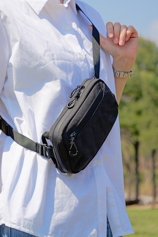 **트래블러 슬링백 바디백 여행 크로스백 데일리 힙색 멀티 파우치 - 스몰**은 여행룩, 캐주얼, 미니멀, 시티보이 스타일을 위한 남성용 슬링백입니다. 무지 패턴의 블랙 색상으로, 나일론 소재를 사용하여 제작되었습니다. 가방 사이즈는 스몰이며, 크로스백, 힙색, 멀티 파우치 기능을 갖춘 실용적인 디자인입니다. 사각형 모양에 지퍼로 잠금 방식을 채택하여 소지품을 안전하게 보관할 수 있으며, 사이즈 조절이 가능합니다. 일상생활과 여행 시, 간편하게 스타일을 연출할 수 있습니다.
