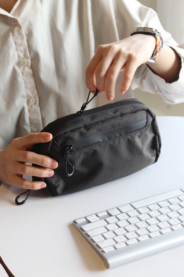 **트래블러 슬링백 바디백 여행 크로스백 데일리 힙색 멀티 파우치 - 스몰**은 여행룩, 캐주얼, 미니멀, 시티보이 스타일을 위한 남성용 슬링백입니다. 무지 패턴의 블랙 색상으로, 나일론 소재를 사용하여 제작되었습니다. 가방 사이즈는 스몰이며, 크로스백, 힙색, 멀티 파우치 기능을 갖춘 실용적인 디자인입니다. 사각형 모양에 지퍼로 잠금 방식을 채택하여 소지품을 안전하게 보관할 수 있으며, 사이즈 조절이 가능합니다. 일상생활과 여행 시, 간편하게 스타일을 연출할 수 있습니다.
