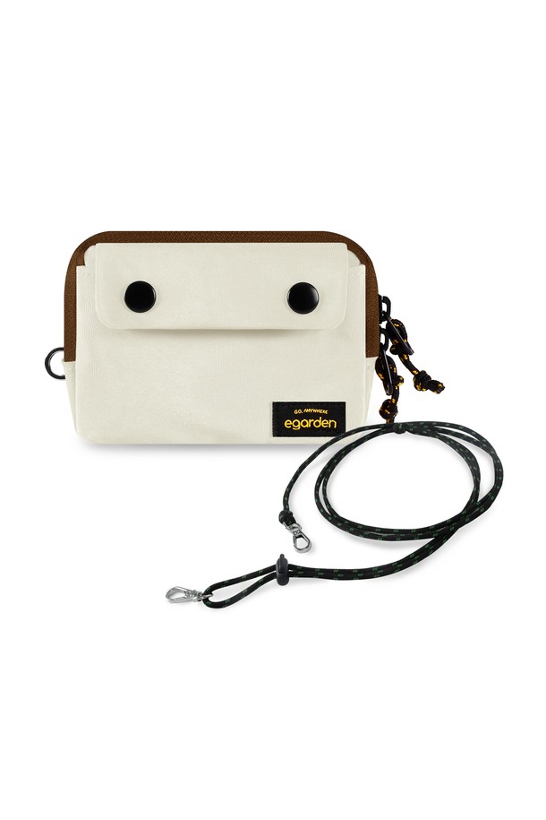 본보야지 월렛+스트랩 세트는 미니멀하고 베이직한 스타일의 여성 및 남성 공용 지갑입니다. 부드러운 합성가죽 소재로 제작되었으며, 사각 형태의 무지 디자인이 특징입니다. 지퍼형 잠금 방식으로 소지품을 안전하게 보관할 수 있으며, 탈부착 가능한 스트랩이 포함되어 있어 실용성을 더했습니다. 화이트와 블랙 두 가지 색상으로 제공되며, 일상에서 간편하게 사용할 수 있습니다. 장지갑 타입으로 넉넉한 수납공간을 제공합니다.
