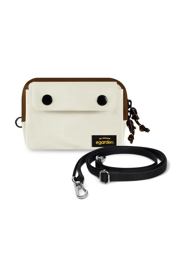 본보야지 월렛+스트랩 SET는 미니멀하고 캐주얼한 스타일을 추구하는 분들을 위한 실용적인 지갑 세트입니다. 화이트와 블랙 두 가지 색상으로 출시되어, 어떤 스타일에도 잘 어울립니다. 부드러운 합성가죽 소재에 무지 디자인으로 깔끔함을 더했으며, 사각 형태의 장지갑으로 넉넉한 수납공간을 제공합니다. 탈부착 가능한 스트랩이 포함되어 있어 다양한 연출이 가능하며, 지퍼형 잠금 방식으로 소지품을 안전하게 보관할 수 있습니다. 일상생활에서 편리하게 사용할 수 있는 필수 아이템입니다.
