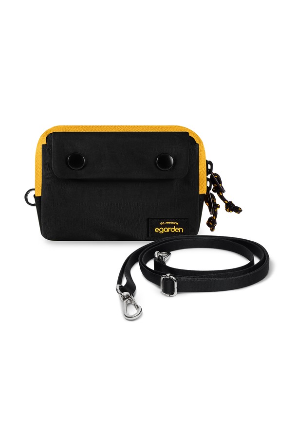 본보야지 월렛+스트랩 SET는 미니멀, 클래식, 시크한 스타일을 추구하는 분들을 위한 블랙 컬러의 장지갑입니다. 가볍고 튼튼한 나일론 소재로 제작되었으며, 사각형 디자인에 지퍼형 잠금 방식을 갖추었습니다. 손잡이 기능과 스트랩 분리 및 길이 조절이 가능하여 실용성을 높였습니다. 다양한 수납공간으로 넉넉한 수납이 가능하며, 데이트룩, 쇼핑룩, 여행룩 등 다양한 TPO에 활용하기 좋습니다.
