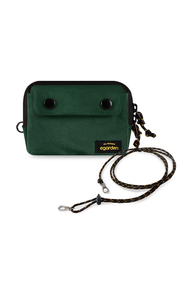 본보야지 월렛+스트랩 세트는 그린, 옐로우 두 가지 색상으로 출시된 미니멀하고 클래식한 디자인의 월렛입니다. 여행룩에 잘 어울리는 이 지갑은 무지 패턴으로 제작되었으며, 스트랩이 디자인 장식으로 더해져 세련된 느낌을 줍니다. 스트랩의 길이는 최대 160cm, 최소 88cm로 조절 가능하여 편리하게 사용하실 수 있습니다. 여행 시, 소지품을 안전하게 보관하고 스타일리시하게 연출할 수 있는 실용적인 아이템입니다.
