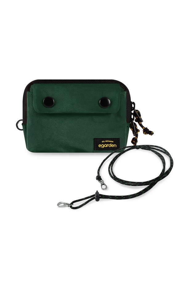 본보야지 월렛+스트랩 SET는 캐주얼한 스타일의 미니멀한 디자인을 선호하는 분들을 위한 지갑 세트입니다. 그린 컬러의 나일론 소재로 제작되었으며, 가방은 스몰 사이즈의 사각 모양 장지갑 타입입니다. 탈부착 가능한 스트랩이 포함되어 있어 다양한 스타일 연출이 가능하며, 지퍼형 잠금 방식으로 내용물을 안전하게 보호합니다. 일상생활에서 편리하게 사용할 수 있는 실용적인 아이템으로, 스트랩 세트 구성으로 활용도를 높였습니다.
