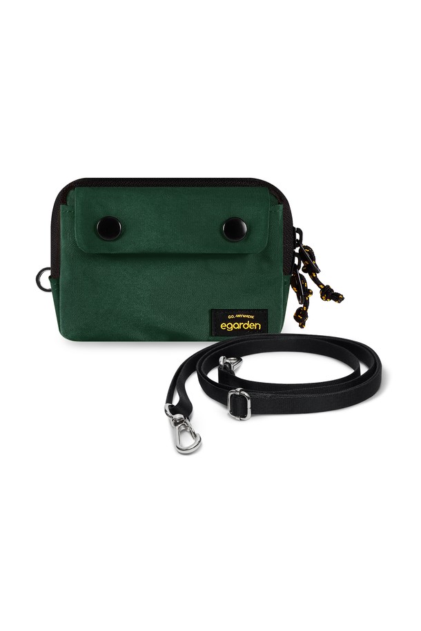 본보야지 월렛+스트랩 SET는 여행룩에 어울리는 미니멀, 캐주얼, 클래식 스타일의 지갑입니다. 나일론과 폴리에스터 소재로 제작되었으며, 블랙, 크림, 카키 등 9가지 다채로운 컬러 옵션을 제공합니다. 방수 기능과 접이식 디자인으로 실용성을 높였으며, 여권지갑과 크로스백 형태로 활용 가능하여 여행 시 편리합니다. 특히, 스트랩 탈부착이 가능하며 D링과 지퍼 디테일이 돋보이는 사각 디자인으로, 해외 화폐 수납이 용이하며 목걸이형과 크로스형으로도 사용 가능하여 활용도를 높였습니다.
