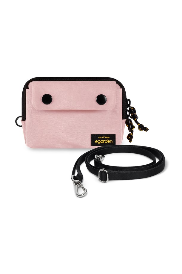 본보야지 월렛+스트랩 SET는 핑크 컬러의 나일론 소재로 제작된 스몰 사이즈 지갑입니다. 사각 디자인에 지퍼형 잠금 방식을 갖췄으며, 스트랩이 세트로 구성되어 있어 다양한 연출이 가능합니다. 미니멀, 캐주얼, 걸리시 스타일을 즐기는 분들께 데이트룩, 쇼핑룩, 카페룩 등 TPO에 맞춰 폭넓게 활용할 수 있습니다. 탈부착 및 사이즈 조절이 가능한 스트랩으로 실용성을 더했습니다. 장지갑 타입으로 수납력 또한 우수합니다.
