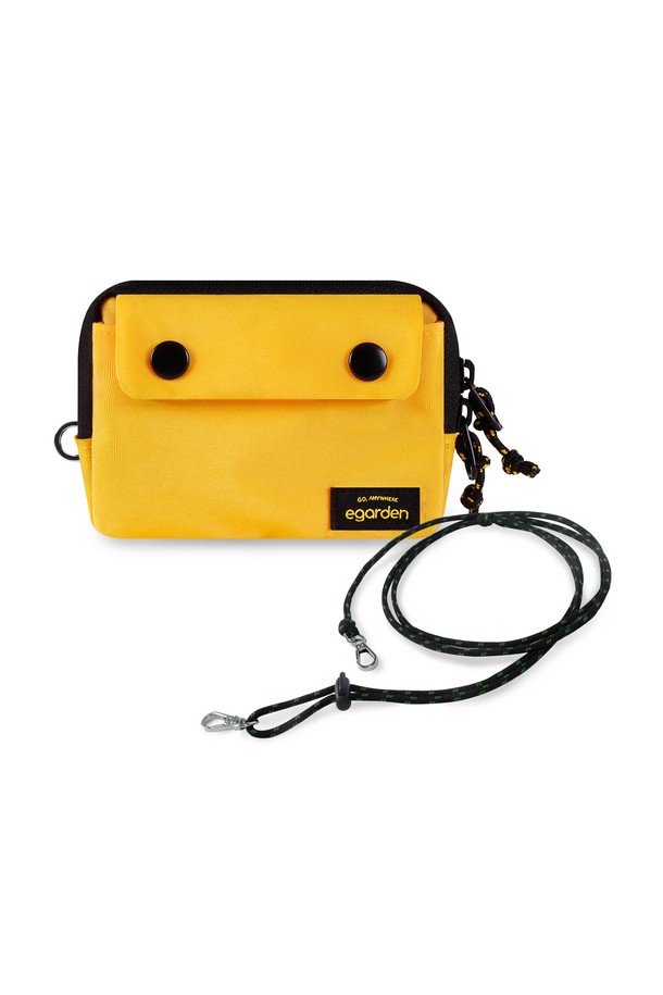 본보야지 월렛+스트랩 세트는 나일론 소재의 스몰 사이즈 장지갑입니다. 블랙과 옐로우 두 가지 색상으로 출시되었으며, 무지 패턴에 사각형 모양으로 미니멀, 캐주얼, 시크한 스타일을 연출합니다. 스트랩이 있어 숄더백처럼 활용 가능하며 분리하여 다양한 스타일을 연출할 수 있습니다. 지퍼형 잠금 방식으로 소지품을 안전하게 보관할 수 있으며, 쇼핑, 여행, 카페 등 다양한 TPO에 잘 어울립니다.
