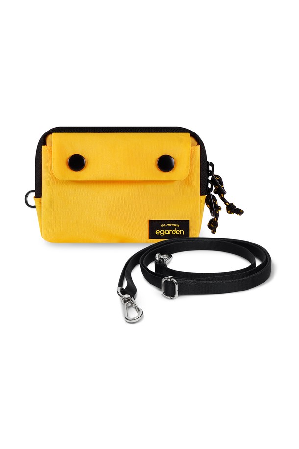 본보야지 월렛+스트랩 SET는 미니멀, 클래식, 캐주얼 스타일을 즐기는 분들을 위한 장지갑입니다. 폴리에스테르와 아연합금 소재로 제작되었으며, 블랙, 크림, 카키, 옐로우, 그린 등 5가지 다채로운 컬러로 만나볼 수 있습니다. 가방 사이즈는 스몰이며, 무지 패턴에 스냅 버튼 디자인으로 포인트를 더했습니다. 카드, 동전, 지폐 수납은 물론 메쉬 포켓과 아코디언식 수납공간까지 갖춰 실용성을 높였으며, 스트랩 탈부착이 가능하여 데이트룩, 쇼핑룩, 카페룩 등 다양한 TPO에 맞춰 활용할 수 있습니다.
