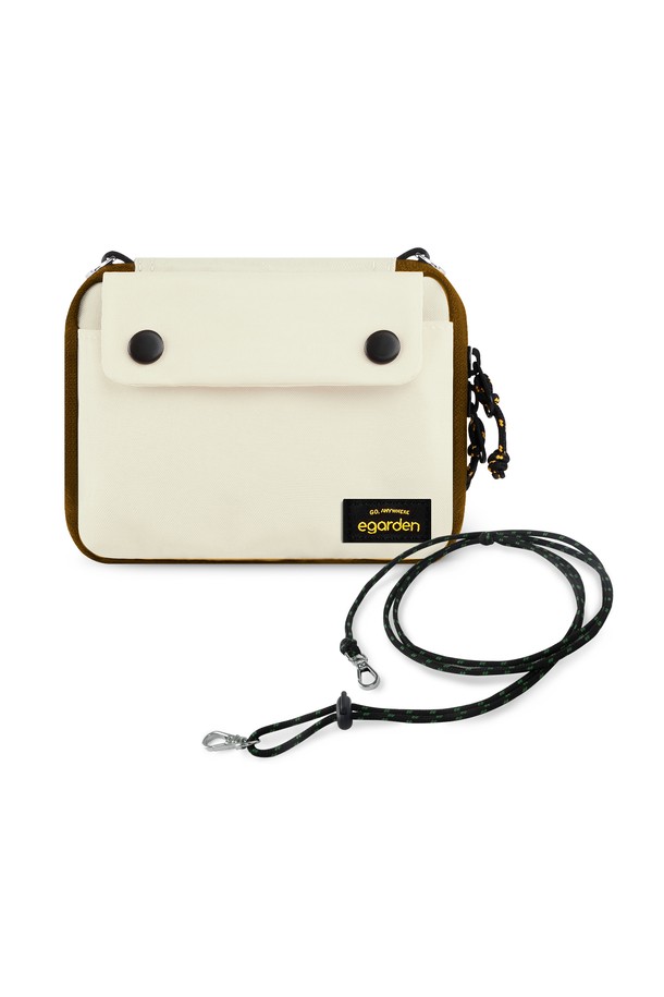 본보야지 패스포트+스트랩 SET는 미니멀, 클래식, 시크 스타일을 추구하는 분들을 위한 장지갑입니다. 합성가죽 소재로 제작되었으며, 화이트와 브라운 두 가지 색상으로 출시되었습니다. 가방 사이즈는 스몰이며, 무지 패턴에 스트랩 디자인 장식이 더해져 세련된 느낌을 줍니다. 데이트룩, 쇼핑룩, 모임룩 등 다양한 TPO에 활용 가능하며, 스냅 잠금 방식으로 편리하게 사용하실 수 있습니다. 스트랩은 분리 가능하여 상황에 맞게 연출할 수 있습니다.
