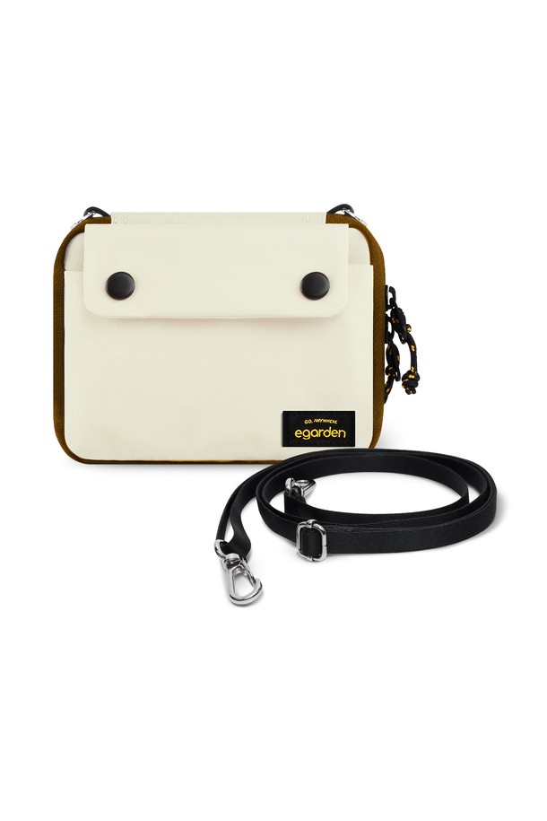 본보야지 패스포트+스트랩 SET는 심플하고 세련된 디자인으로 데이트룩, 쇼핑룩, 카페룩 등 다양한 TPO에 잘 어울립니다. 화이트와 블랙 두 가지 색상으로 출시되어 미니멀, 클래식, 시크한 스타일을 연출하기 좋습니다. 합성가죽 소재의 스몰 사이즈 장지갑으로, 사각형 디자인에 탈부착 가능한 스트랩이 있어 실용성을 더했습니다. 지퍼형 잠금 방식으로 소지품을 안전하게 보관할 수 있으며, 무지 패턴으로 어떤 스타일에도 매치하기 용이합니다. 심플한 디자인과 실용성을 모두 갖춘 아이템입니다.
