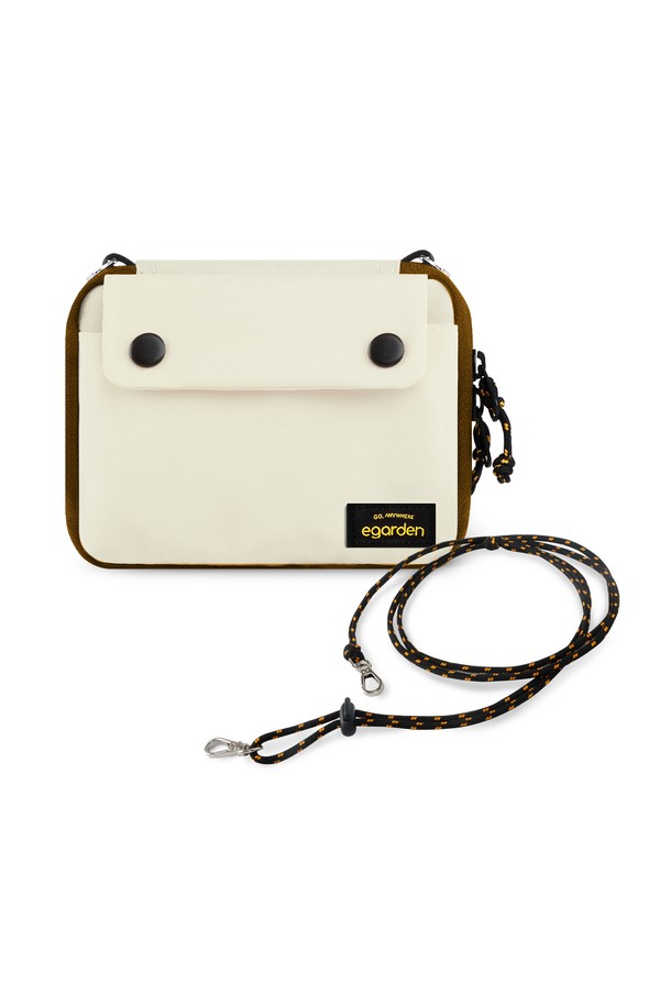 본보야지 패스포트+스트랩 SET는 여행룩과 휴가룩에 어울리는 미니멀, 클래식, 캐주얼 스타일의 여권지갑 세트입니다. 아이보리, 화이트 색상의 합성가죽 소재로 제작되었으며, 가방은 스몰 사이즈의 사각형 모양입니다. 스트랩 디자인으로 크로스백으로도 활용 가능하며, 스냅 잠금 방식으로 여권을 안전하게 보관할 수 있습니다. 여권 케이스와 스트랩이 함께 구성되어 실용성을 더했습니다.
