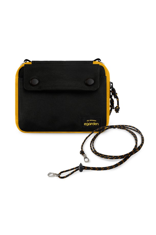 본보야지(Bon Voyage) 패스포트+스트랩 SET는 여행, 휴가, 산책 등 다양한 TPO에 어울리는 여권지갑입니다. 미니멀, 캐주얼, 클래식 스타일을 추구하는 분들께 적합하며, 옐로우와 블랙 두 가지 색상으로 제공됩니다. 가볍고 튼튼한 나일론 소재로 제작되었으며, 사각 형태에 무지 디자인으로 깔끔함을 더했습니다. 스트랩 분리가 가능하여 편리하며, 스냅 잠금 방식으로 여권을 안전하게 보호해줍니다. 사이즈 조절과 손잡이 기능을 갖춘 실용적인 아이템입니다.
