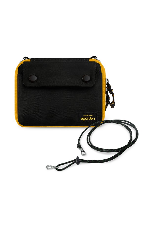 본보야지 패스포트+스트랩 SET는 여행룩, 휴가룩, 산책룩 등 다양한 TPO에 어울리는 여권지갑 세트입니다. 미니멀, 캐주얼, 클래식 스타일을 추구하는 분들께 적합하며, 가볍고 내구성이 뛰어난 나일론 소재로 제작되었습니다. 블랙과 옐로우 두 가지 컬러로 출시되어 취향에 맞게 선택 가능하며, 스몰 사이즈의 사각 디자인으로 휴대성을 높였습니다. 분리형 스트랩과 스냅 잠금 방식으로 실용성을 더한 여권지갑은 여권과 카드를 안전하게 보관할 수 있도록 도와줍니다.
