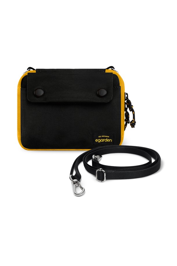 본보야지 패스포트+스트랩 SET는 여행, 휴가, 쇼핑 등 다양한 TPO에 어울리는 여권 지갑 세트입니다. 블랙과 옐로우 두 가지 색상으로 출시되었으며, 미니멀, 캐주얼, 시크 스타일을 즐기는 분들께 추천합니다. 튼튼한 나일론 소재로 제작되어 내구성이 뛰어나며, 사각 형태에 지퍼형 잠금 방식으로 여권과 소지품을 안전하게 보관할 수 있습니다. 무지 디자인에 스트랩이 더해져 개성 있는 포인트를 더하며, 여권 케이스와 스트랩이 세트로 구성되어 실용성을 높였습니다.
