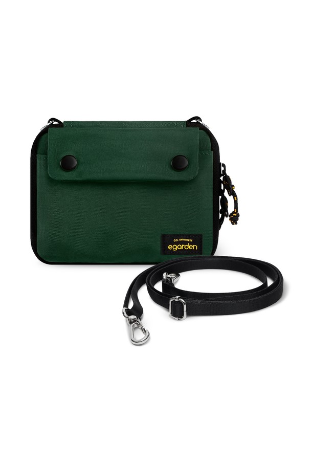 본보야지 패스포트+스트랩 SET는 여행룩, 휴가룩에 잘 어울리는 미니멀, 캐주얼, 클래식 스타일의 여권 지갑입니다. 그린 컬러의 무지 디자인으로, 나일론 소재를 사용하여 가볍고 내구성이 뛰어납니다. 스냅형 잠금 방식으로 여권을 안전하게 보호하며, 버클 장식으로 포인트를 더했습니다. 크로스백 겸용으로 사용 가능하며, 스트랩이 포함되어 있어 편리하게 휴대할 수 있습니다. 여권 케이스로도 활용 가능하여 여행 시 유용하게 사용할 수 있습니다.
