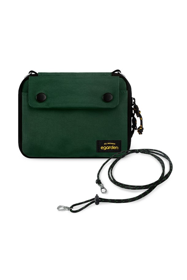 본보야지 패스포트+스트랩 SET는 여행과 일상에서 스타일리시하게 사용 가능한 여권지갑입니다. 견고한 나일론과 RFID Shielding Fabric, 아연합금 소재로 제작되어 2단 분리 수납공간, 히든 포켓, RFID 차단 기능을 제공하여 소지품을 안전하게 보호합니다. "Honey Black", "Marron Brown", "Rose Black", "Forest Black", "Black Sorbet" 등 다양한 컬러 옵션으로 만나보세요. 크로스백으로도 활용 가능하며, 디자인 등록 출원 및 생산물 배상책임보험에 가입되어 있습니다. 미니멀, 클래식, 캐주얼 스타일의 여행룩에 완벽하게 어울립니다.
