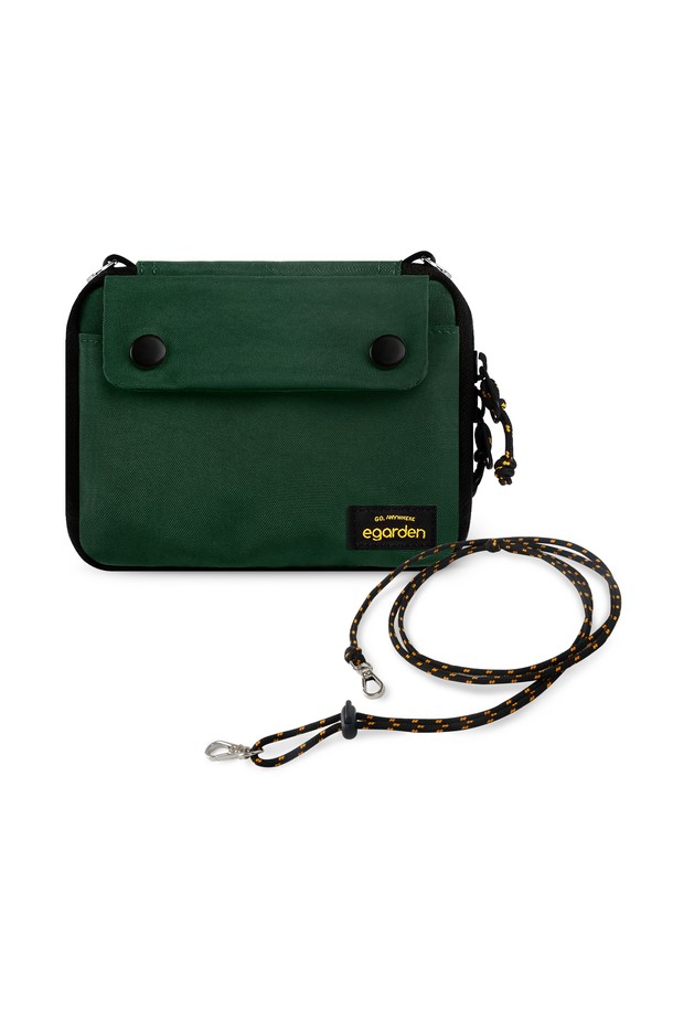 본보야지(Bon Voyage) 패스포트+스트랩 SET는 여행과 일상에서 모두 활용 가능한 여권지갑입니다. 방수 기능과 RFID 차단 기능으로 소지품을 안전하게 보호하며, 사이즈 조절이 가능하여 편리합니다. 미니멀하고 클래식한 디자인으로 여행룩에 잘 어울리며, 블랙과 그린 두 가지 색상으로 제공됩니다. 나일론 소재의 사각 모양 지갑으로, 여권 4개와 30장 이상의 카드를 수납할 수 있는 넉넉한 수납공간을 자랑합니다. 스냅 잠금 방식, 여러 개의 수납공간, 메쉬 포켓, 히든 포켓, 투명 포켓 등 실용적인 기능이 돋보입니다.
