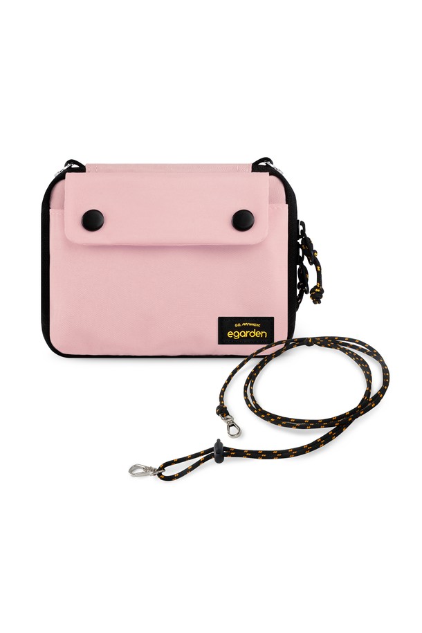 본보야지 패스포트+스트랩 SET는 여행룩에 어울리는 미니멀하고 클래식한 디자인의 여권지갑입니다. 핑크 컬러의 무지 디자인으로, RFID 차단 기능과 튼튼한 내구성을 갖춰 소중한 개인 정보를 안전하게 보호합니다. D링 연결 부위를 특수 보강하여 활동적인 이동에도 적합하도록 설계되었으며, 여권과 함께 스트랩을 연결하여 편리하게 사용할 수 있습니다. SGS 테스트 인증을 받아 품질을 보증하며, 여행 및 일상생활에서 폭넓게 활용 가능합니다. 습기에 주의하고, 중성세제로 부분 세척하며, 강한 햇볕을 피해 통풍이 잘 되는 곳에 보관하는 것이 좋습니다.
